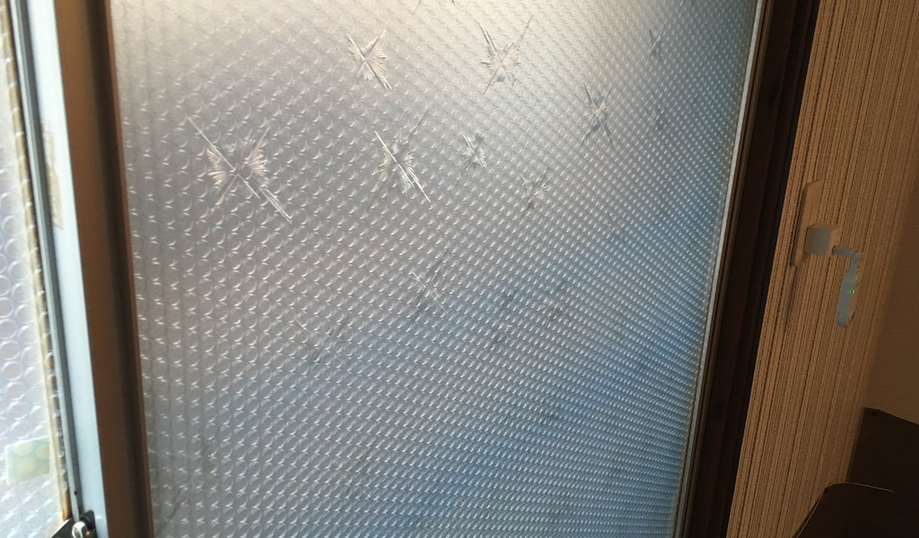 窓の防寒対策に1番手軽で効果的な方法は プチプチ だった ライフボックス
